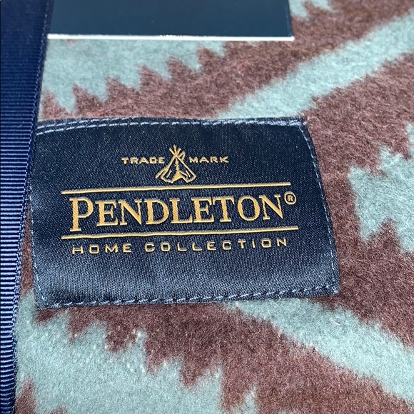Pendleton Reversible Jacquard Classic Throw, Sunset Cross Balsam - Picture 9 of 15
